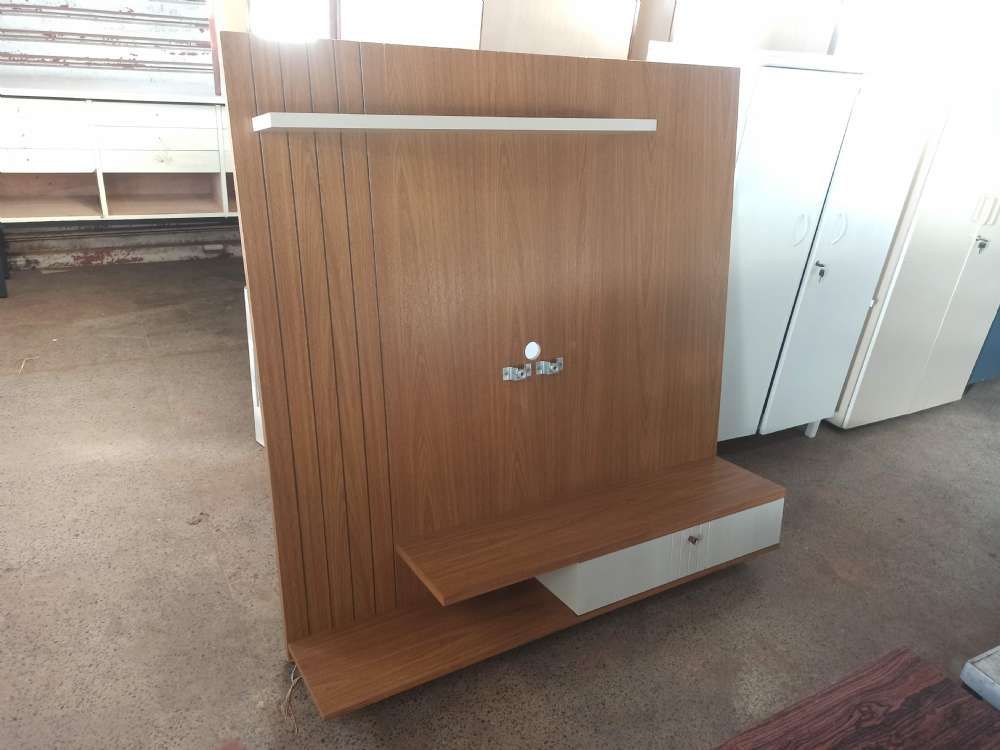 Painel para TV com Gaveta – 136x135 cm – Marrom – Excelente estado