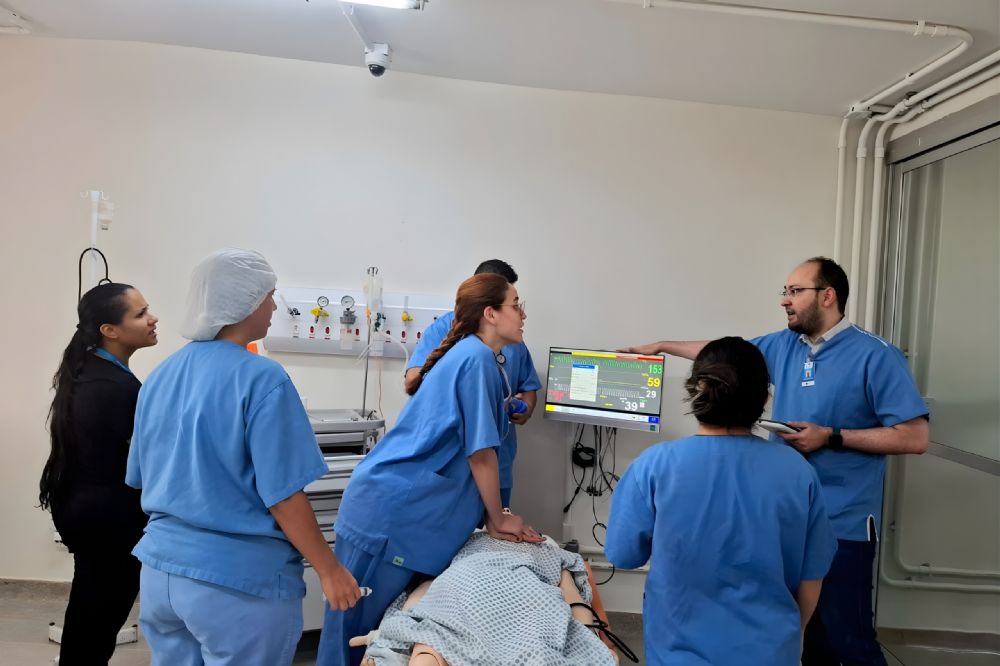 Treinamento em emergência cardíaca reforça preparo da equipe da UTI do Hospital de Santa Maria